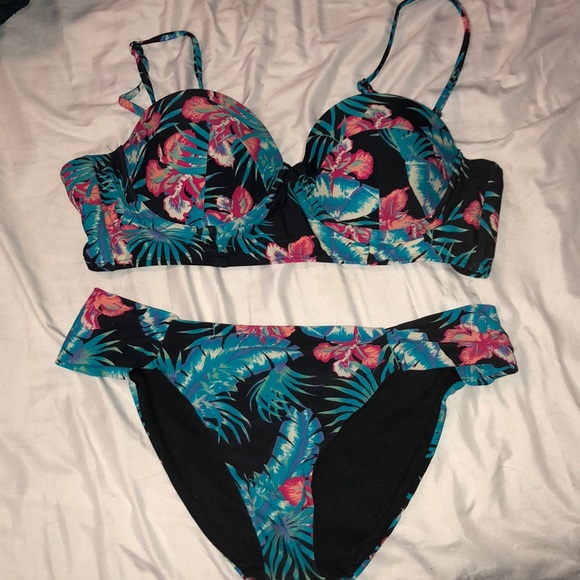 Roxy swimsuit - Picture 1 of 4